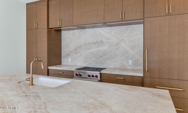 6836 E Hummingbird Ln-large-047-046-6836