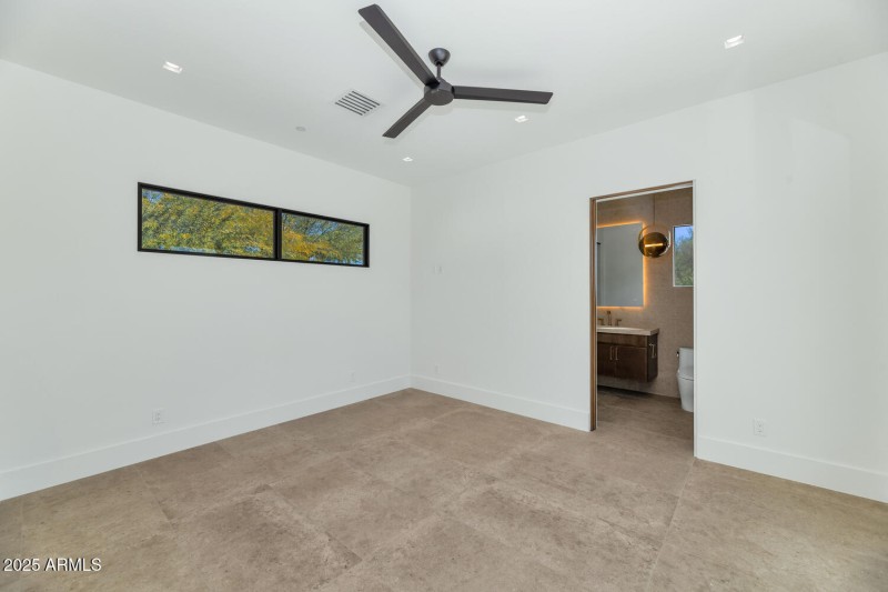 6836 E Hummingbird Ln-large-048-032-6836