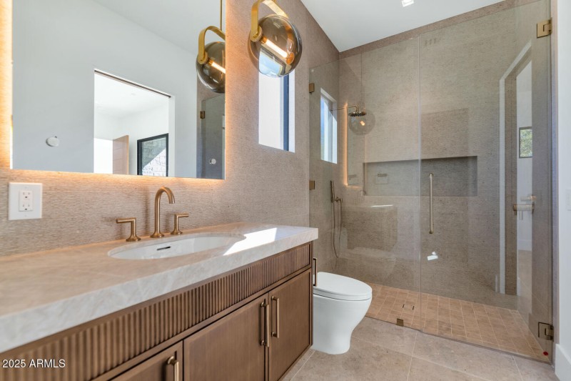 6836 E Hummingbird Ln-large-049-040-6836