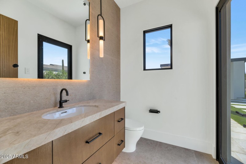 6836 E Hummingbird Ln-large-050-050-6836