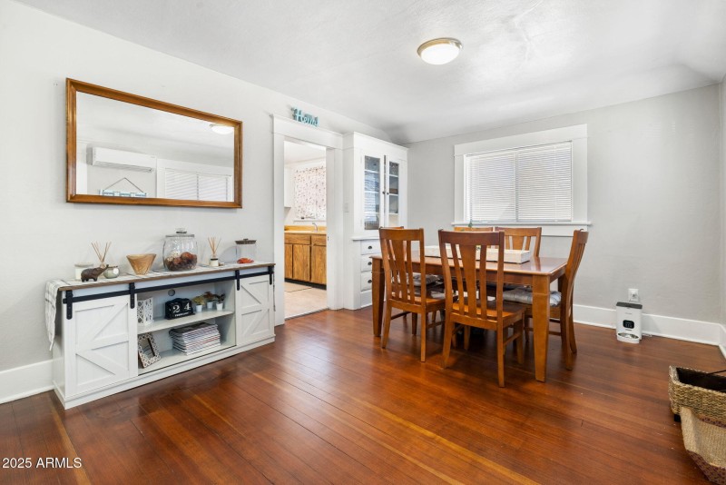 COTTAGE DINING ROOM