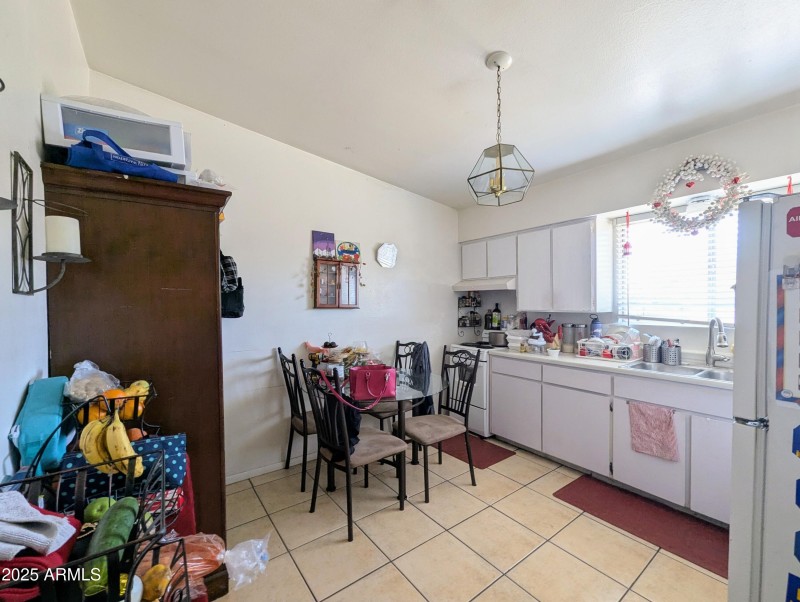 2210 W HEATHERBRAE DR