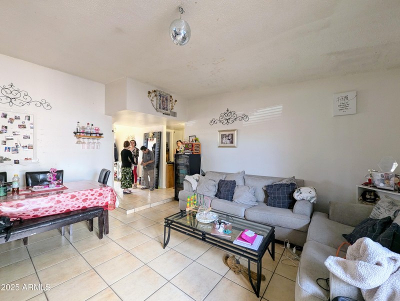 2210 W HEATHERBRAE DR