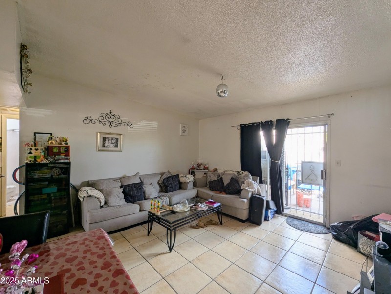 2210 W HEATHERBRAE DR