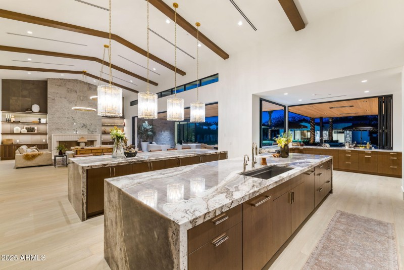 2-web-or-mls-6836-e-hummingbird-ln