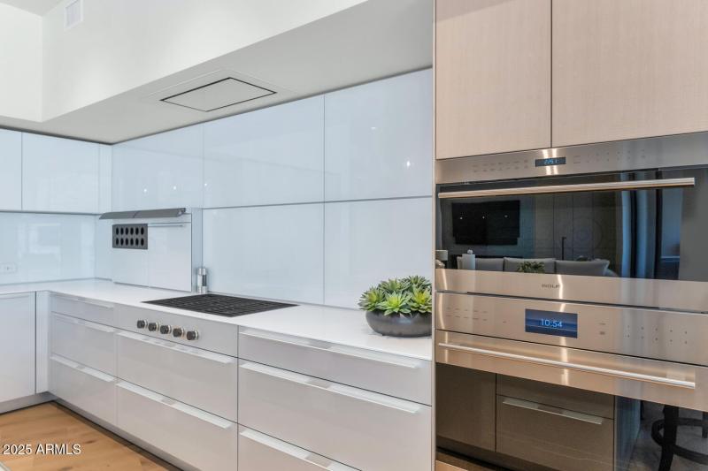 5000 N Camelback Ridge Dr-large-015-021-