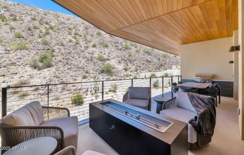 5000 N Camelback Ridge Dr-large-018-025-