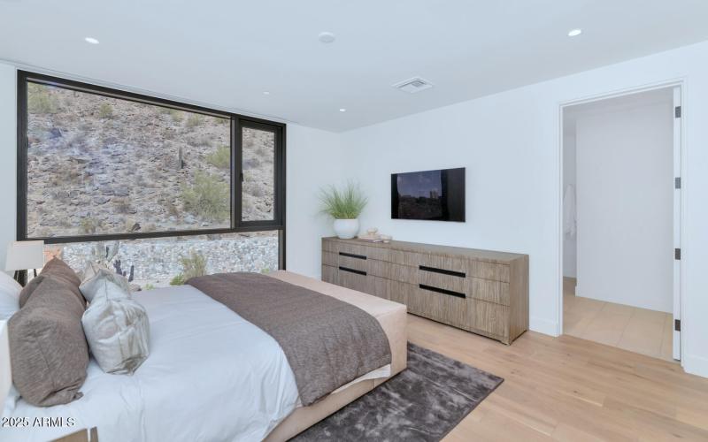 5000 N Camelback Ridge Dr-large-021-016-