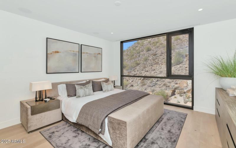 5000 N Camelback Ridge Dr-large-022-036-