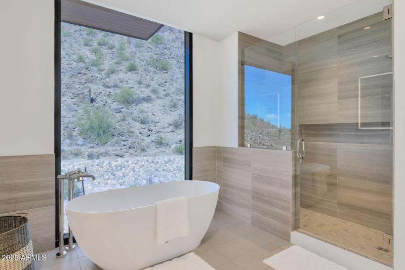 5000 N Camelback Ridge Dr-large-024-043-