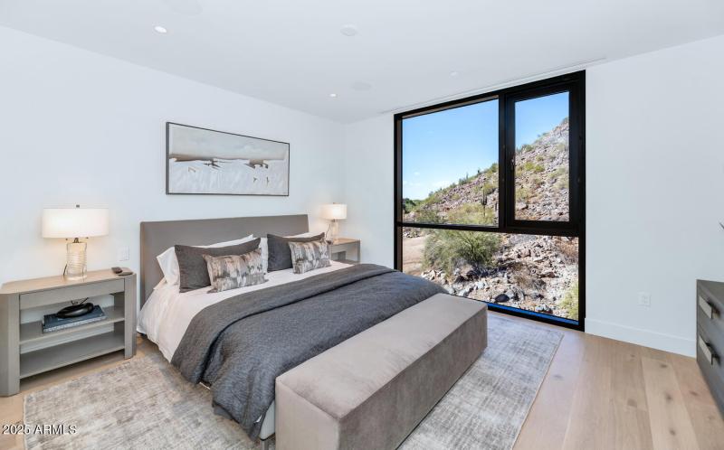 5000 N Camelback Ridge Dr-large-025-039-