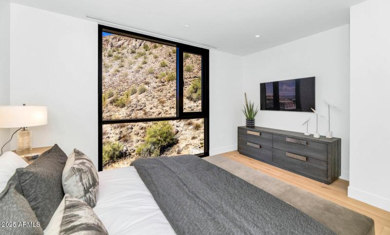 5000 N Camelback Ridge Dr-large-027-012-