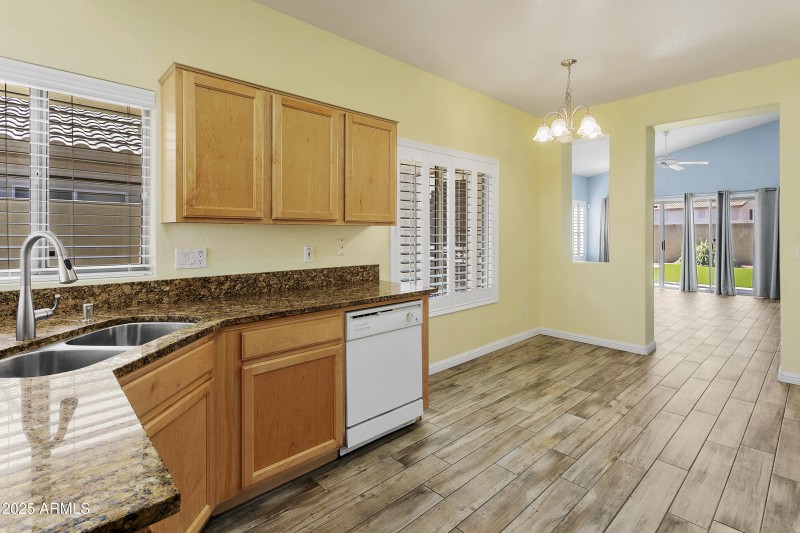 Kitchen & Dining