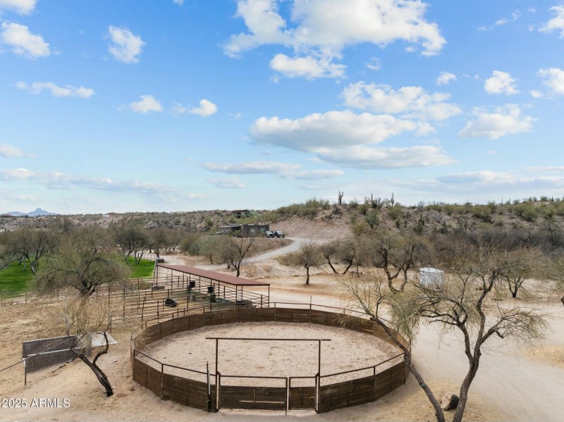 Round Pen Mare Motel