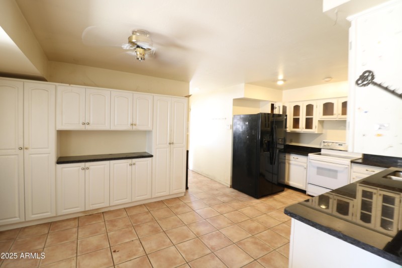 Kitchen & breakfast area