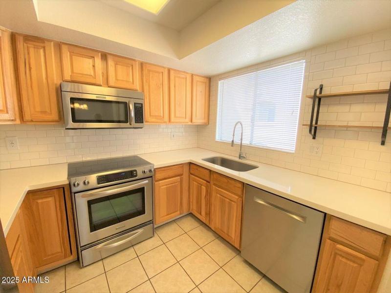 9151 W Greenway #212 Photo 5