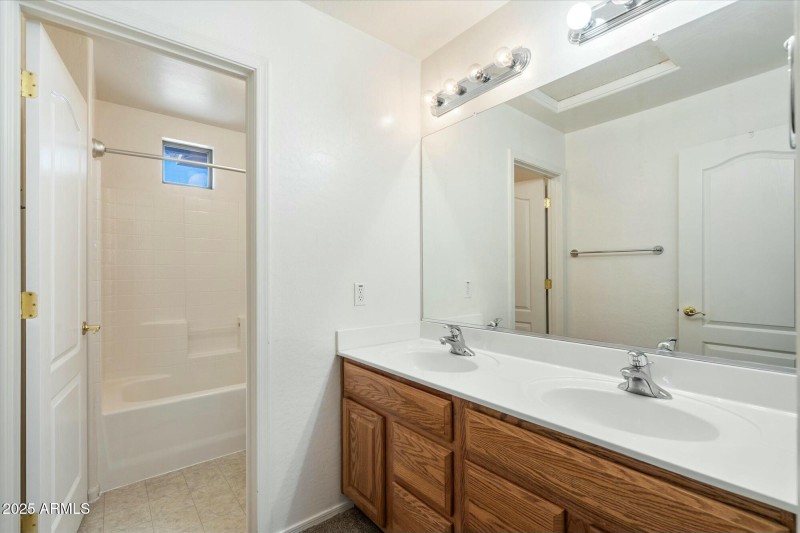 Upstairs Guest/Hall Bath
