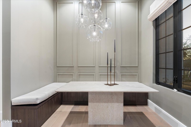 Breakfast room with banquet seating