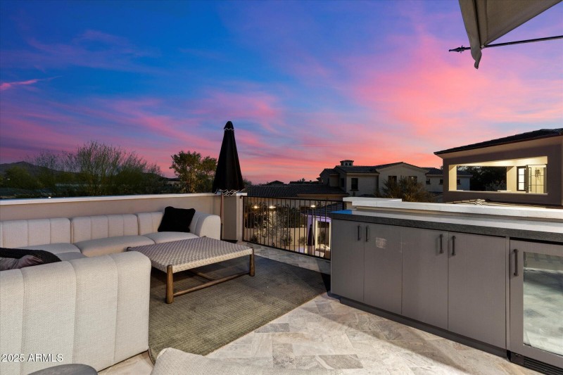 Builtin bar was added on upper patio