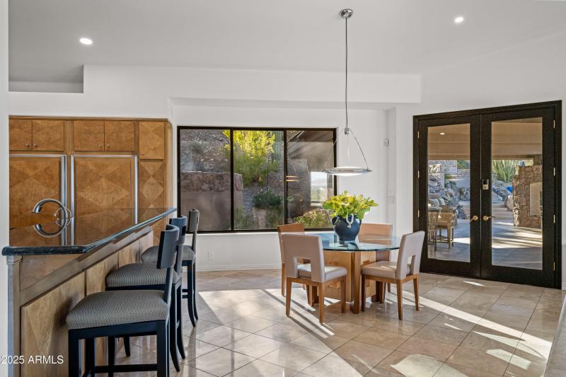 Breakfast Bar + Eat-in Kitchen