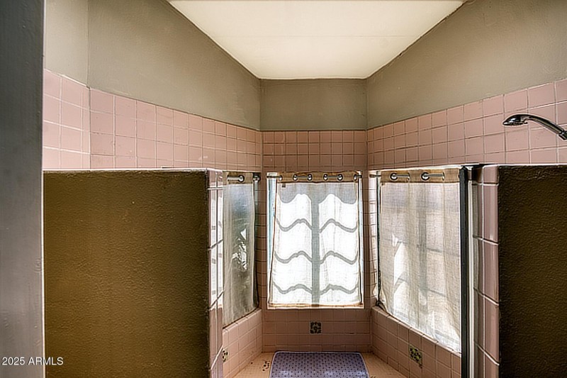 5330 South San Pedro Avenue-073211