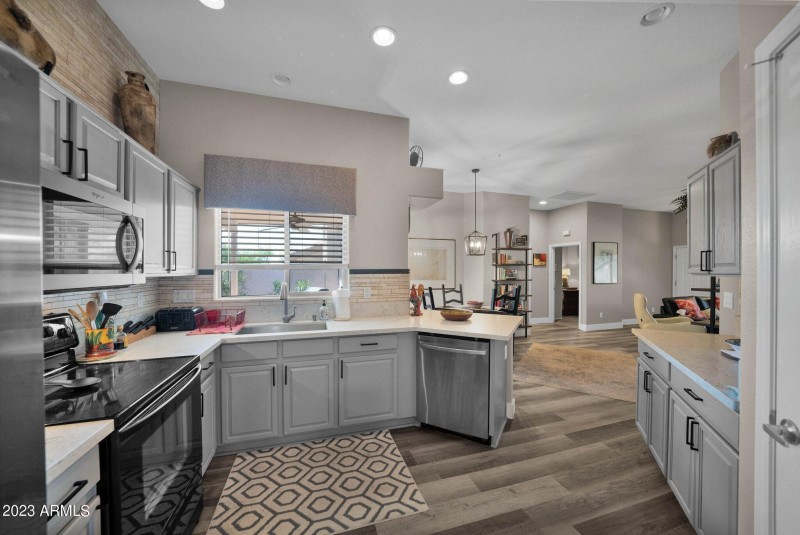 Roomy and bright Kitchen