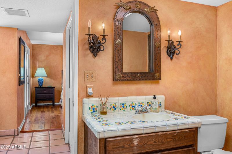 jack and jill guest bathroom2