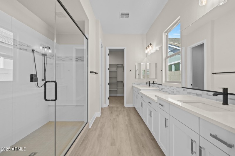 16) MASTER BATH