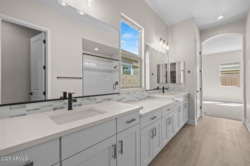 17) MASTER BATH