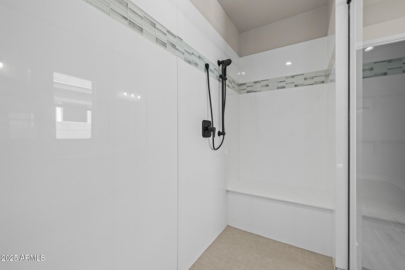 18) MASTER BATH
