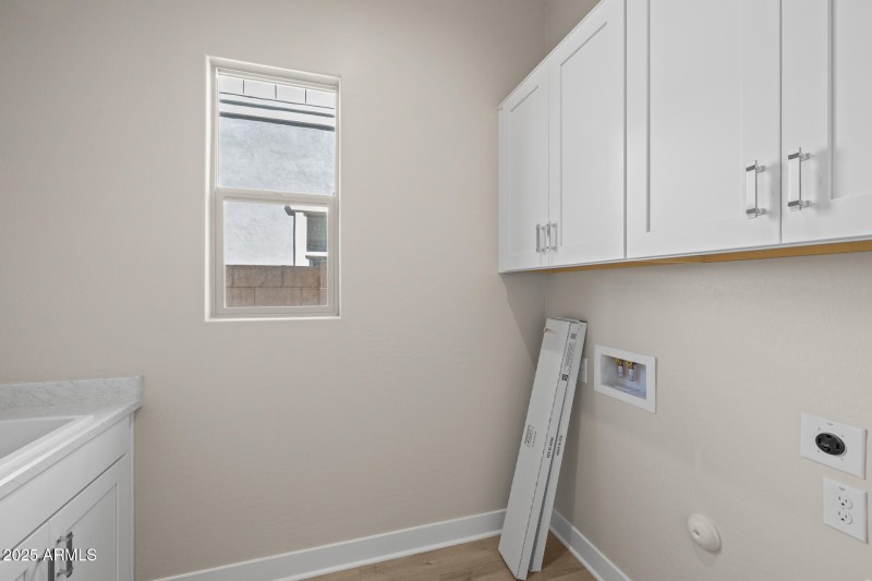 25) LAUNDRY ROOM