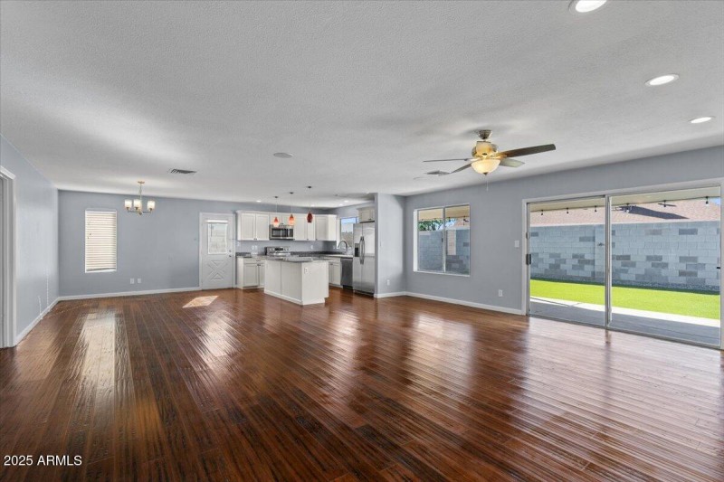 06-Living Room & Kitchen