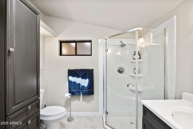 055_Guest House Bathroom