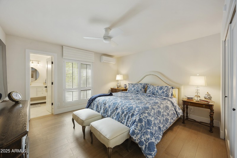 Bedroom w/ensuite bathroom