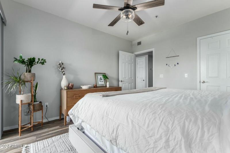 Bedroom w/ 2 closets