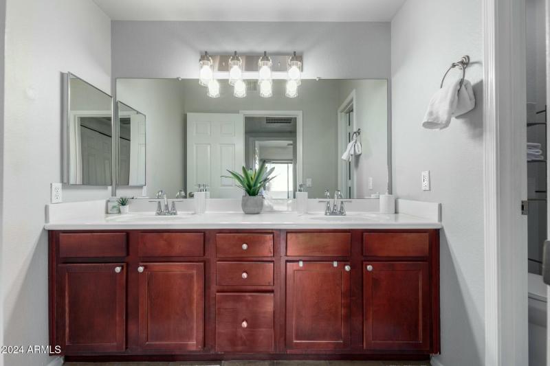 Bathroom w/ 2 sinks