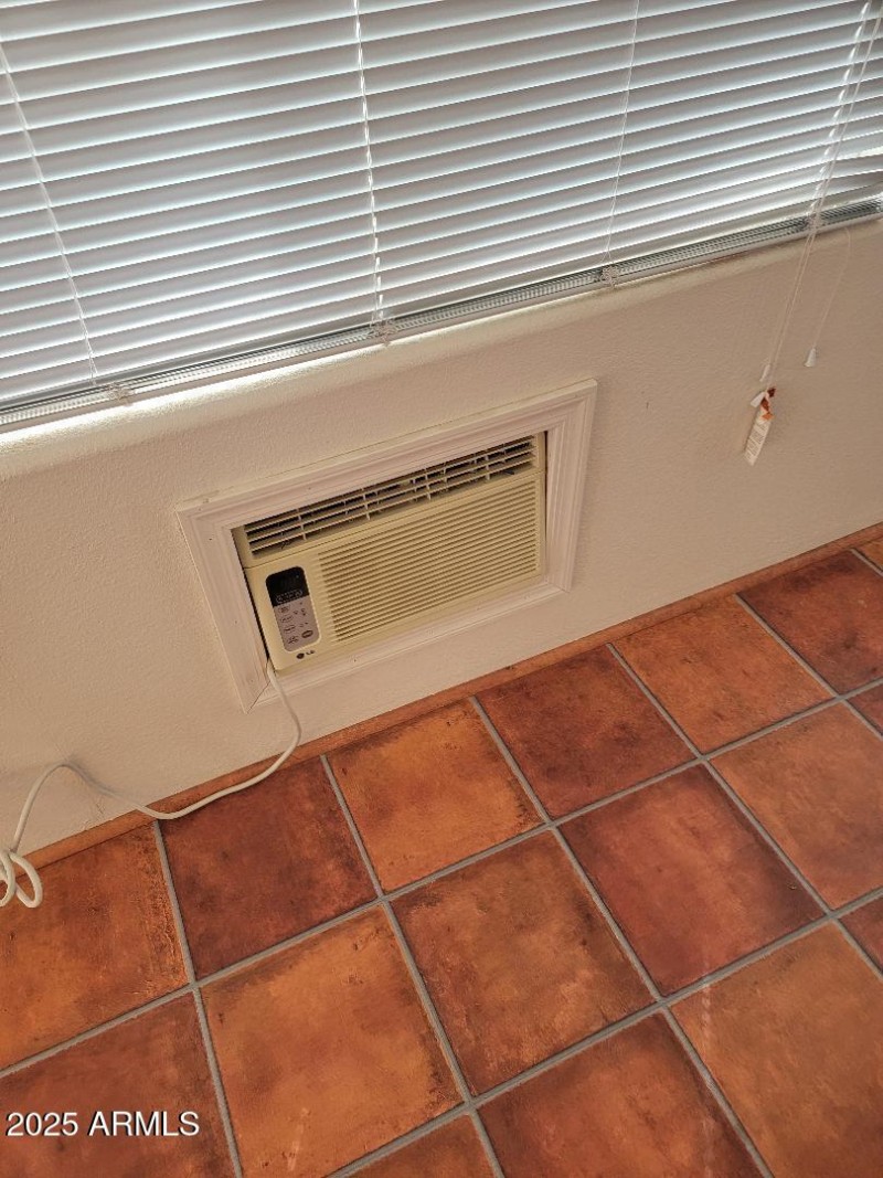 813 Ac in AZ room