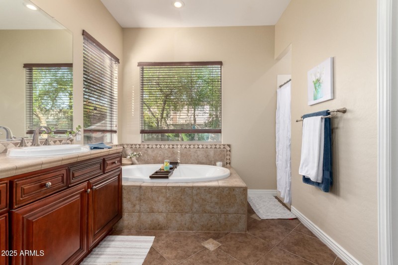 Primary Bathroo w/Tub