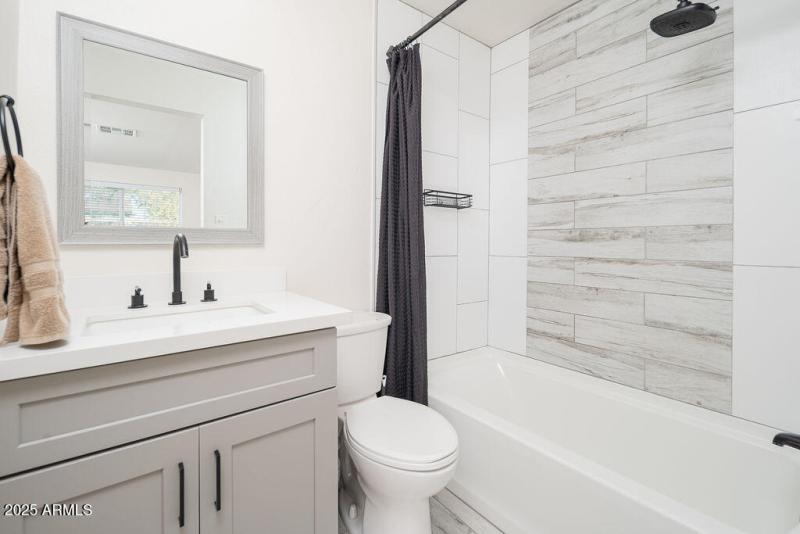 Gorgeous primary bath, shower:tub como!