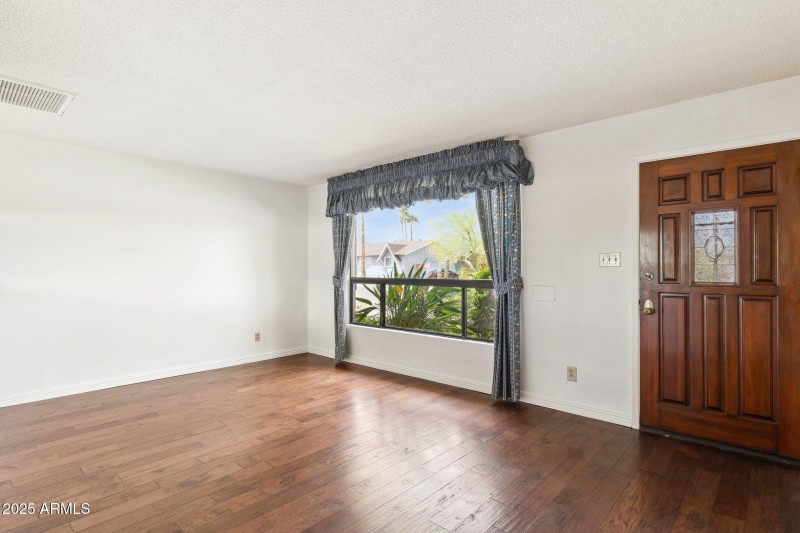 5-web-or-mls-8629-e-cambridge-ave
