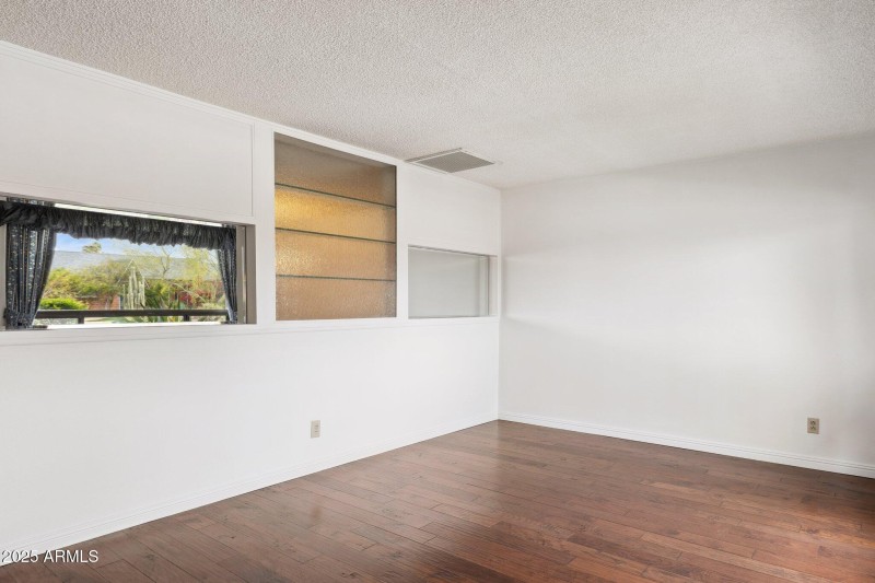 16-web-or-mls-8629-e-cambridge-ave