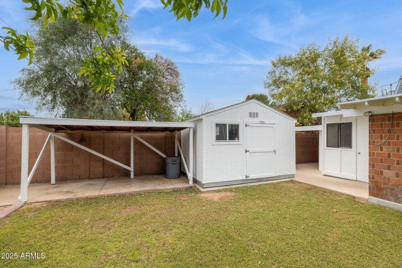 31-web-or-mls-8629-e-cambridge-ave