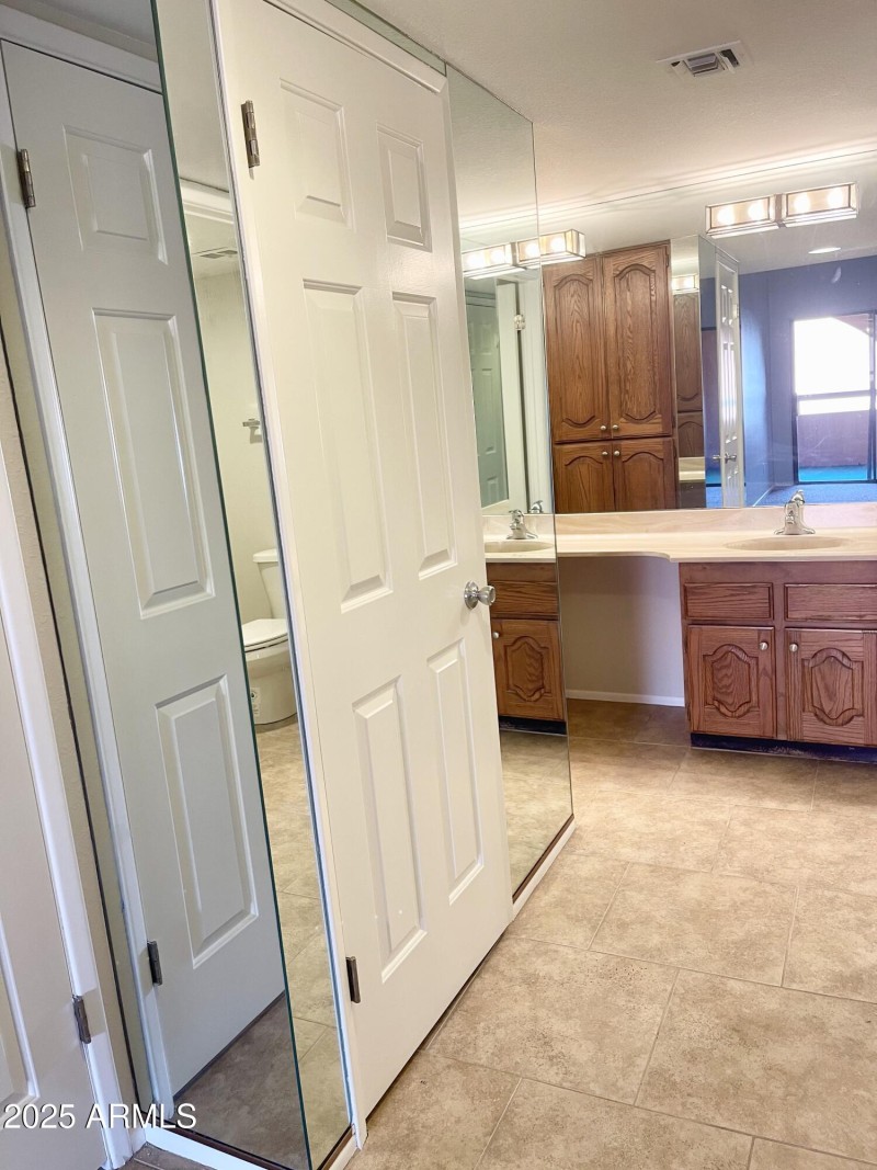 Main Bathroom 1a