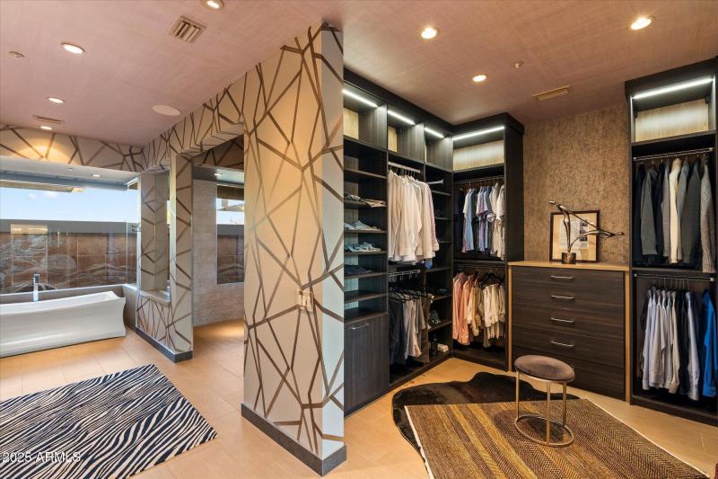 048-Primary Bedroom _ Closet