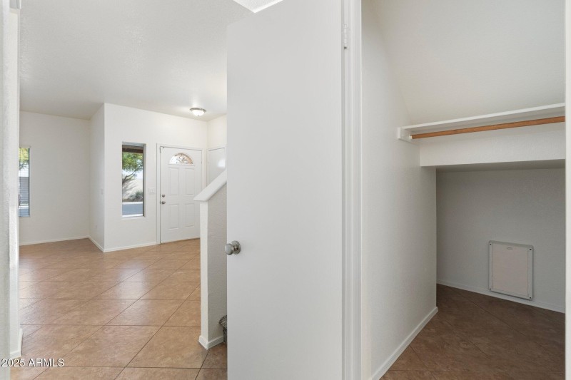 Door door/staircase storage
