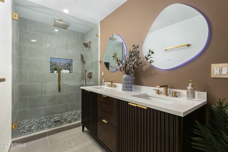 EN-SUITE BATHROOM