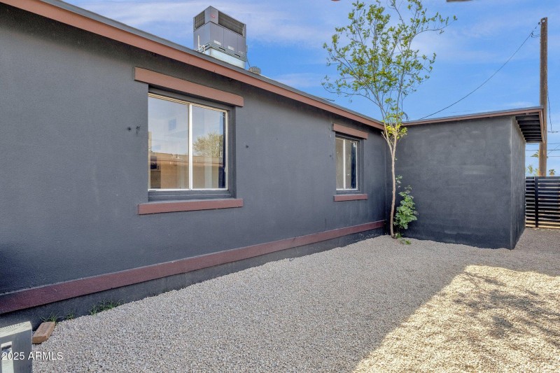 24-web-or-mls-1341-e-willetta-st