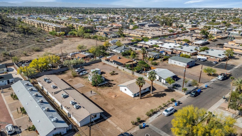 715 W Cinnabar Ave-large-009-015-715 W C