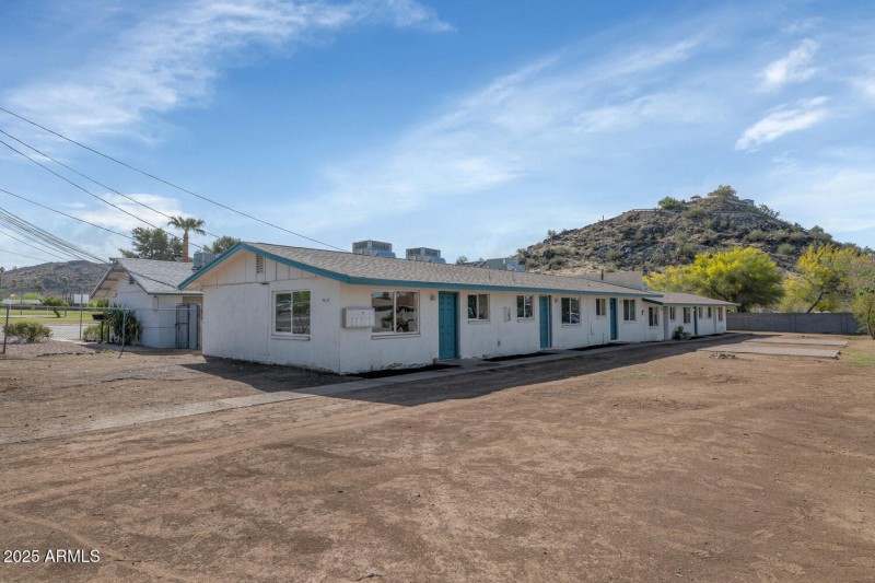 715 W Cinnabar Ave-large-011-028-715 W C