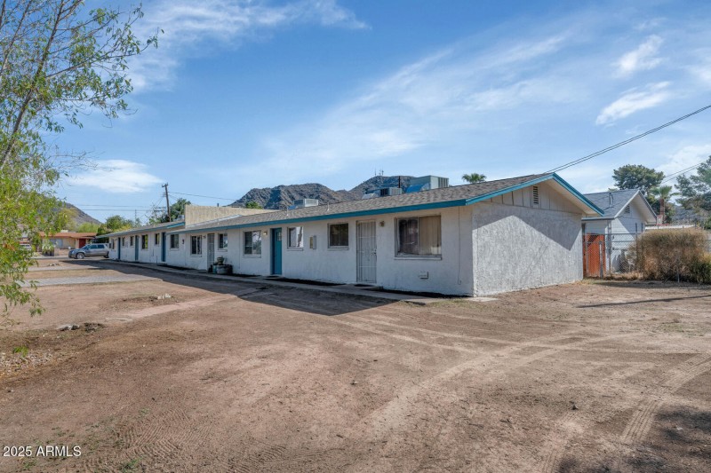 715 W Cinnabar Ave-large-012-032-715 W C